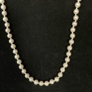 Elegant Faux Pearl Necklace
